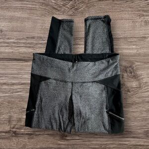 Athleta Black and Gray Patterned Ankle Length Leggings w Zipper Pockets